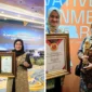 Staf Ahli Wali Kota Bidang Kemasyarakatan dan Sumber Daya Manusia, dr. Feri Mulyani saat menerima penghargaan. (Foto: Diskominfo Padang)