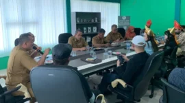 Temu Bisnis pelaku IKM Gambir Koto Taratak dengan mitra potensial dari luar negeri di Sentra IKM Gambir Koto Taratak, Selasa (9/12). (Foto: Ist)