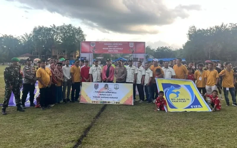 Bupati Dharmasraya, Annisa Suci Ramadhani membuka Turnamen Sepak Bola Bupati Cup I di Lapangan Sepak Bola Nagari Ampang Kuranji, Kecamatan Koto Baru, Sabtu (13/12/2025). (Foto: Pemkab Dharmasraya)