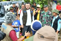 Wali Kota Padang, Fadly Amran memimpin aksi pembersihan di Kelurahan Kapalo Koto, Minggu (14/12/2025). (Foto: Prokopim Padang)