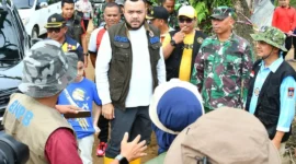 Wali Kota Padang, Fadly Amran memimpin aksi pembersihan di Kelurahan Kapalo Koto, Minggu (14/12/2025). (Foto: Prokopim Padang)