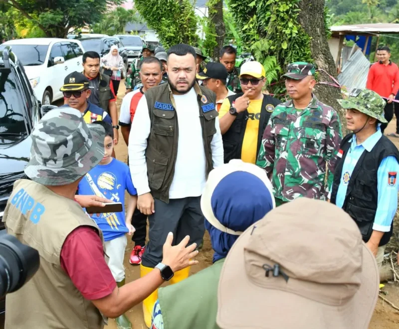 Wali Kota Padang, Fadly Amran memimpin aksi pembersihan di Kelurahan Kapalo Koto, Minggu (14/12/2025). (Foto: Prokopim Padang)