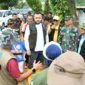 Wali Kota Padang, Fadly Amran memimpin aksi pembersihan di Kelurahan Kapalo Koto, Minggu (14/12/2025). (Foto: Prokopim Padang)