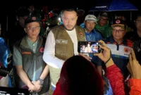 Wali Kota Padang Fadly Amran bersama Sestama Utama BNPB Rustian meninjau warga di Batu Busuk, Pauh, Minggu (14/12/2025). (Foto: Prokopim Padang)