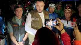 Wali Kota Padang Fadly Amran bersama Sestama Utama BNPB Rustian meninjau warga di Batu Busuk, Pauh, Minggu (14/12/2025). (Foto: Prokopim Padang)