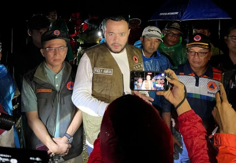 Wali Kota Padang Fadly Amran bersama Sestama Utama BNPB Rustian meninjau warga di Batu Busuk, Pauh, Minggu (14/12/2025). (Foto: Prokopim Padang)