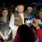 Wali Kota Padang Fadly Amran bersama Sestama Utama BNPB Rustian meninjau warga di Batu Busuk, Pauh, Minggu (14/12/2025). (Foto: Prokopim Padang)