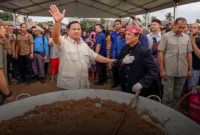 Mr Bobon Santoso bekerja sama dengan TNI menggelar masak besar untuk korban banjir di Padang pada Jumat–Minggu (19–21/12/2025). (Foto: IG @bobansantoso)