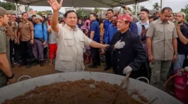 Mr Bobon Santoso bekerja sama dengan TNI menggelar masak besar untuk korban banjir di Padang pada Jumat–Minggu (19–21/12/2025). (Foto: IG @bobansantoso)