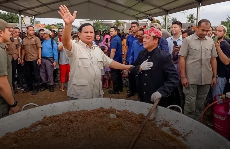 Mr Bobon Santoso bekerja sama dengan TNI menggelar masak besar untuk korban banjir di Padang pada Jumat–Minggu (19–21/12/2025). (Foto: IG @bobansantoso)