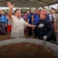 Mr Bobon Santoso bekerja sama dengan TNI menggelar masak besar untuk korban banjir di Padang pada Jumat–Minggu (19–21/12/2025). (Foto: IG @bobansantoso)