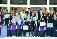 Wali Kota Padang Fadly Amran memberikan reward Rp 803 juta kepada kafilah MTQN Kota Padang usai meraih Juara II MTQN Sumbar 2025 di Bukittinggi. (Foto: Prokopim Padang)