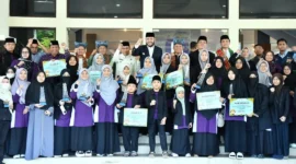 Wali Kota Padang Fadly Amran memberikan reward Rp 803 juta kepada kafilah MTQN Kota Padang usai meraih Juara II MTQN Sumbar 2025 di Bukittinggi. (Foto: Prokopim Padang)