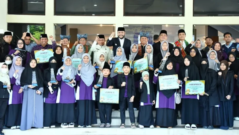 Wali Kota Padang Fadly Amran memberikan reward Rp 803 juta kepada kafilah MTQN Kota Padang usai meraih Juara II MTQN Sumbar 2025 di Bukittinggi. (Foto: Prokopim Padang)
