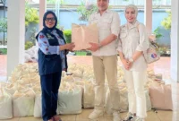 Skinsolution Foundation menyalurkan bantuan bencana untuk membantu warga terdampak banjir dan longsor di sejumlah wilayah di Kota Padang. (Foto: Diskominfo Padang)