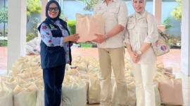 Skinsolution Foundation menyalurkan bantuan bencana untuk membantu warga terdampak banjir dan longsor di sejumlah wilayah di Kota Padang. (Foto: Diskominfo Padang)
