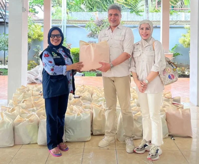Skinsolution Foundation menyalurkan bantuan bencana untuk membantu warga terdampak banjir dan longsor di sejumlah wilayah di Kota Padang. (Foto: Diskominfo Padang)