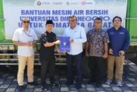 Pemko Padang menerima bantuan mesin penjernih air dari IKA Undip, Minggu (21/12/2025). (Foto: Diskominfo Padang)