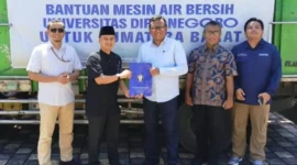 Pemko Padang menerima bantuan mesin penjernih air dari IKA Undip, Minggu (21/12/2025). (Foto: Diskominfo Padang)