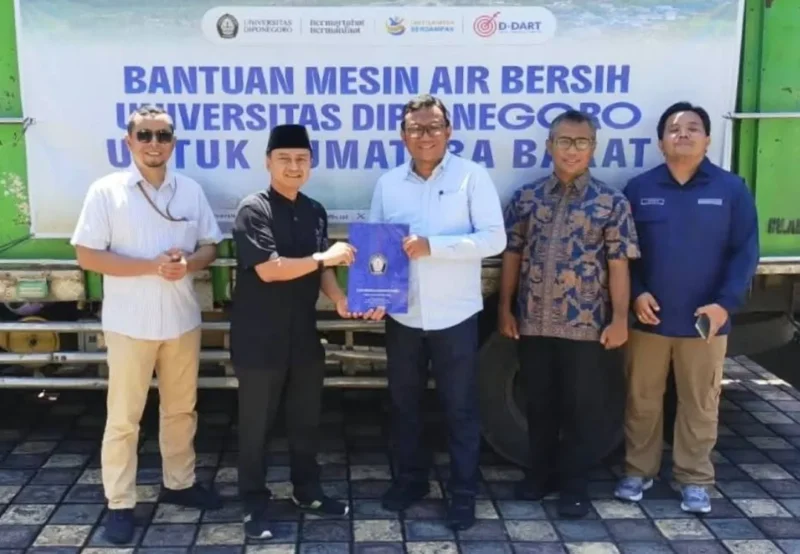 Pemko Padang menerima bantuan mesin penjernih air dari IKA Undip, Minggu (21/12/2025). (Foto: Diskominfo Padang)