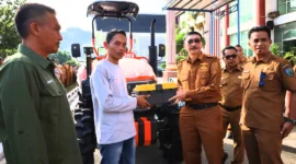Bupati Pessel, Hendrajoni didampingi Kepala Dinas Pertanian, Madrianto saat menyerahkan bantuan secara simbolis kepada salah satu ketua kelompok tani. (Foto: Dok. Be)