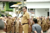 Bupati Solsel Khairunas memimpin apel pagi ASN di lingkungan Pemkab Solsel, Senin (22/12/2025). (Foto: Humas Pemkab Solsel