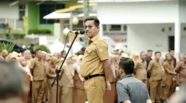 Bupati Solsel Khairunas memimpin apel pagi ASN di lingkungan Pemkab Solsel, Senin (22/12/2025). (Foto: Humas Pemkab Solsel