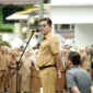 Bupati Solsel Khairunas memimpin apel pagi ASN di lingkungan Pemkab Solsel, Senin (22/12/2025). (Foto: Humas Pemkab Solsel