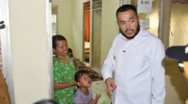 Wali Kota Padang Fadly Amran meninjau Rusunawa hunian sementara korban banjir dan longsor di Kota Padang, Senin (22/12/2025). (Foto: Prokopim Padang)