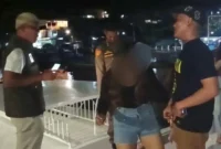 Satpol PP Padang menertibkan puluhan remaja yang nongkrong hingga dini hari di kawasan Batang Arau, Rabu (24/12/2025). (Foto: Humas Satpol PP Padang)