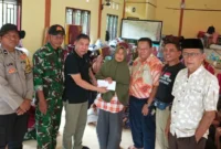 Sekjen DPP PKPS, Bakri Maulana menyerahkan bantuan secara simbolis kepada salah seorang warga terdampak bencana di ruang UDKP, dengan disaksikan Plt Camat Bayang Utara, Darmadi . (Foto: Dok. Humas PKPS)