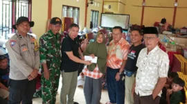 Sekjen DPP PKPS, Bakri Maulana menyerahkan bantuan secara simbolis kepada salah seorang warga terdampak bencana di ruang UDKP, dengan disaksikan Plt Camat Bayang Utara, Darmadi . (Foto: Dok. Humas PKPS)