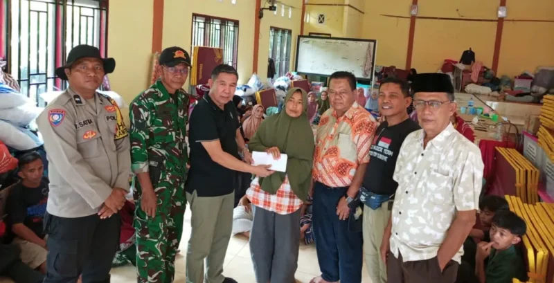 Sekjen DPP PKPS, Bakri Maulana menyerahkan bantuan secara simbolis kepada salah seorang warga terdampak bencana di ruang UDKP, dengan disaksikan Plt Camat Bayang Utara, Darmadi . (Foto: Dok. Humas PKPS)