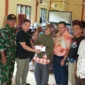 Sekjen DPP PKPS, Bakri Maulana menyerahkan bantuan secara simbolis kepada salah seorang warga terdampak bencana di ruang UDKP, dengan disaksikan Plt Camat Bayang Utara, Darmadi . (Foto: Dok. Humas PKPS)