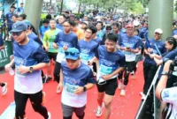 Para peserta antusias mengikuti Peradi Run 2025 yang dipusatkan di Batang Arau, kawasan Kota Tua, Minggu (28/12/2025). (Foto: Prokopim Padang)