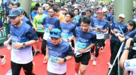 Para peserta antusias mengikuti Peradi Run 2025 yang dipusatkan di Batang Arau, kawasan Kota Tua, Minggu (28/12/2025). (Foto: Prokopim Padang)