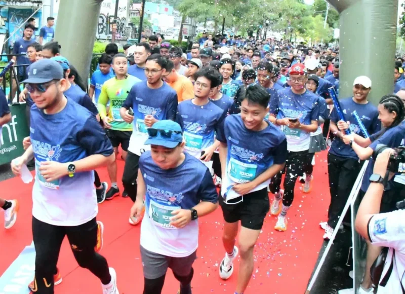 Para peserta antusias mengikuti Peradi Run 2025 yang dipusatkan di Batang Arau, kawasan Kota Tua, Minggu (28/12/2025). (Foto: Prokopim Padang)