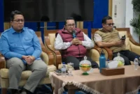 Bupati Tanah Datar Eka Putra saat rapat evaluasi penanganan bencana di Gedung Indo Jolito, Batusangkar, Sabtu malam (27/12/2025). (Foto: Prokopim Tanah Datar)