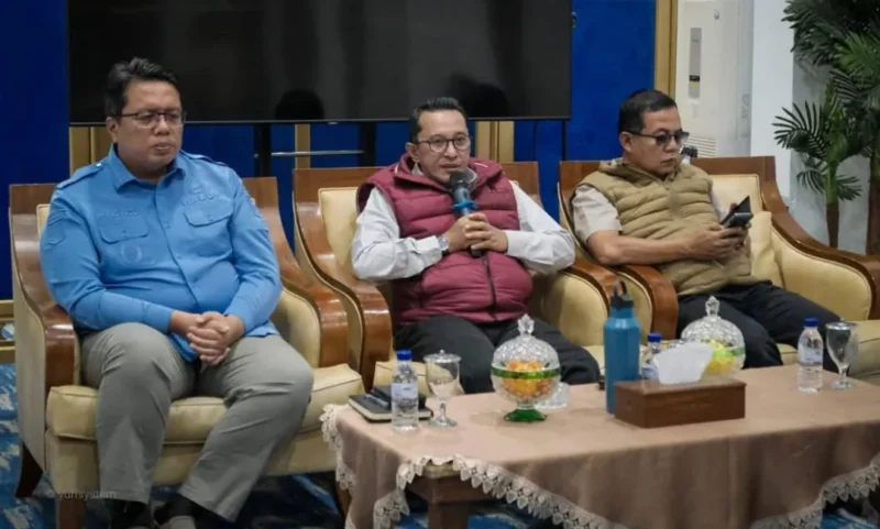 Bupati Tanah Datar Eka Putra saat rapat evaluasi penanganan bencana di Gedung Indo Jolito, Batusangkar, Sabtu malam (27/12/2025). (Foto: Prokopim Tanah Datar)