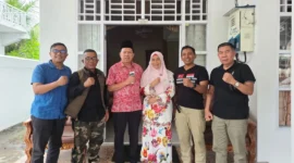 Sekkab Pessel, Zainal Arifin (tiga dari kiri) bersama Sekjen DPP PKPS, Bakri Maulana (paling kanan), Plt Kalaksa BPBD Pessel, Mulyandri (paling kiri) serta pengurus PKPS lainnya. (Foto: Dok. Humas PKPS)