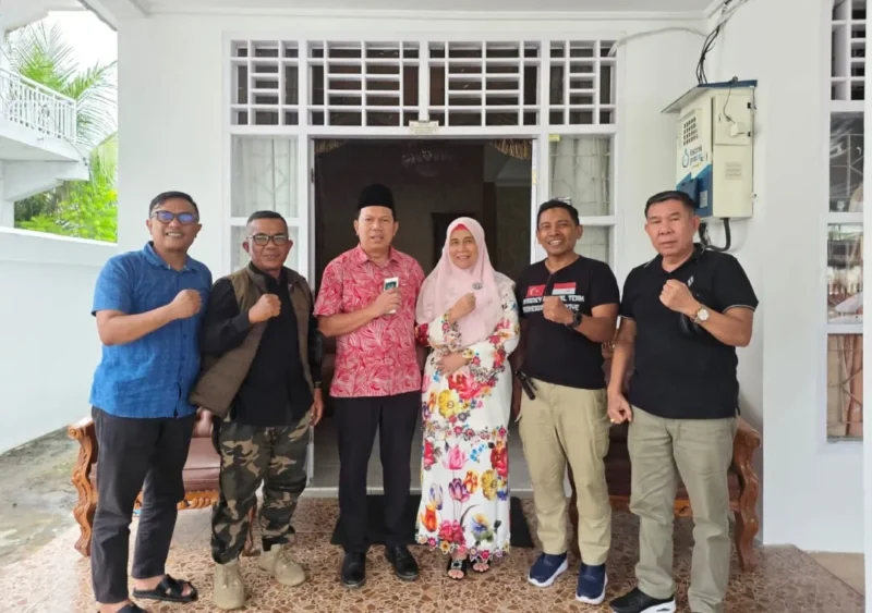 Sekkab Pessel, Zainal Arifin (tiga dari kiri) bersama Sekjen DPP PKPS, Bakri Maulana (paling kanan), Plt Kalaksa BPBD Pessel, Mulyandri (paling kiri) serta pengurus PKPS lainnya. (Foto: Dok. Humas PKPS)