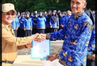 Bupati Padang Pariaman John Kenedy Azis secara simbolis menyerahkan SK PPPK Paruh Waktu, Senin (29/12/2025). (Foto: Kominfo Padang Pariaman)