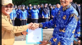Bupati Padang Pariaman John Kenedy Azis secara simbolis menyerahkan SK PPPK Paruh Waktu, Senin (29/12/2025). (Foto: Kominfo Padang Pariaman)