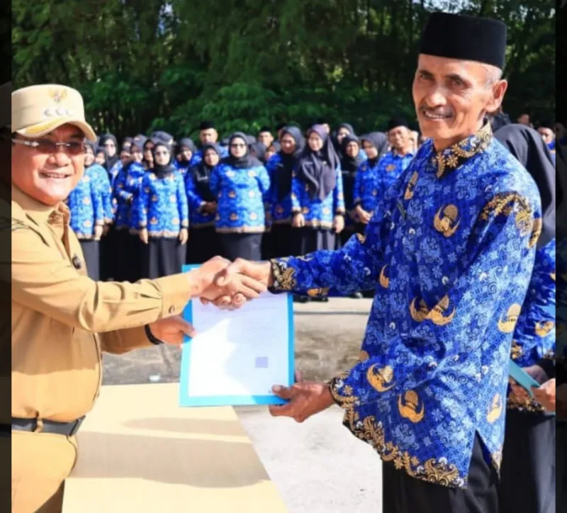 Bupati Padang Pariaman John Kenedy Azis secara simbolis menyerahkan SK PPPK Paruh Waktu, Senin (29/12/2025). (Foto: Kominfo Padang Pariaman)