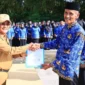 Bupati Padang Pariaman John Kenedy Azis secara simbolis menyerahkan SK PPPK Paruh Waktu, Senin (29/12/2025). (Foto: Kominfo Padang Pariaman)