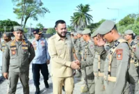 Wali Kota Padang Fadly Amran menyalami personel usai Apel Pasca Tanggap Darurat Bencana Hidrometeorologi di Lapangan Mako Satpol PP, Senin (29/12/2025) pagi. (Foto: Prokopim Padang)
