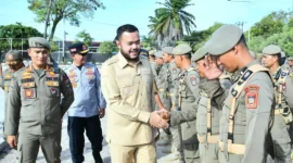Wali Kota Padang Fadly Amran menyalami personel usai Apel Pasca Tanggap Darurat Bencana Hidrometeorologi di Lapangan Mako Satpol PP, Senin (29/12/2025) pagi. (Foto: Prokopim Padang)