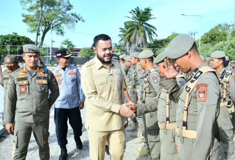 Wali Kota Padang Fadly Amran menyalami personel usai Apel Pasca Tanggap Darurat Bencana Hidrometeorologi di Lapangan Mako Satpol PP, Senin (29/12/2025) pagi. (Foto: Prokopim Padang)