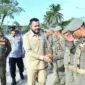 Wali Kota Padang Fadly Amran menyalami personel usai Apel Pasca Tanggap Darurat Bencana Hidrometeorologi di Lapangan Mako Satpol PP, Senin (29/12/2025) pagi. (Foto: Prokopim Padang)