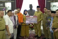 Gubernur Sumbar Mahyeldi Ansharullah menerima bantuan Rp500 juta dari Pemko Makassar di Istana Gubernur Sumbar, Selasa (30/12/2025). (Foto: ADPSB)